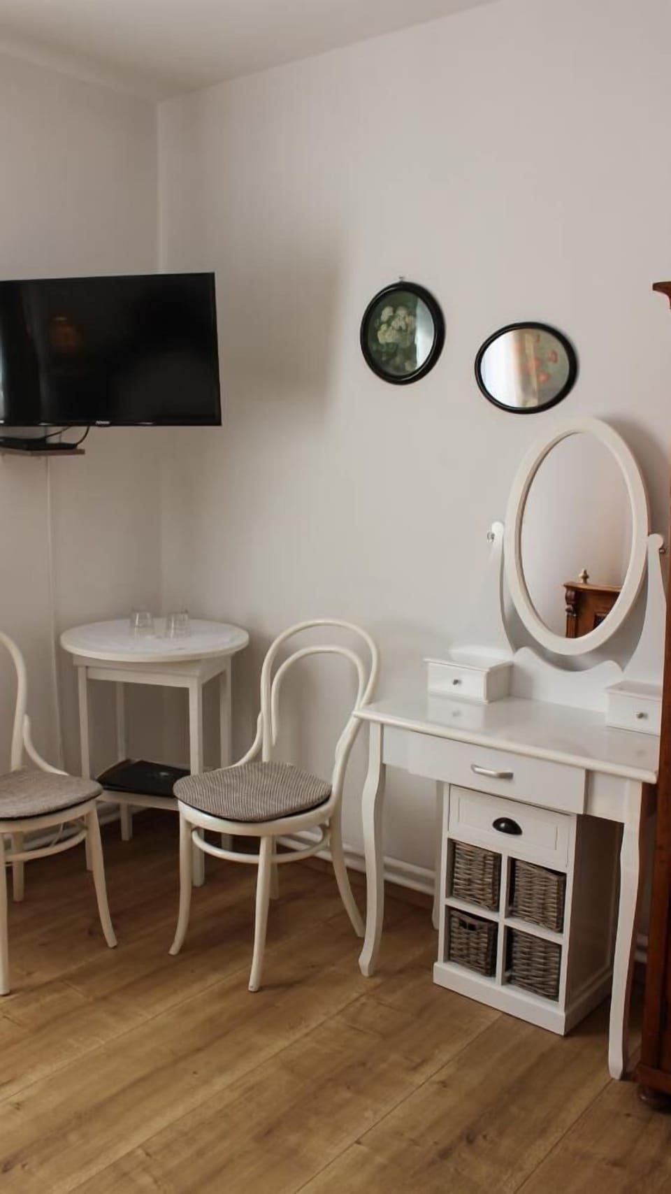 Standard Double Room, Ensuite | Individually decorated, desk, blackout drapes, iron/ironing board