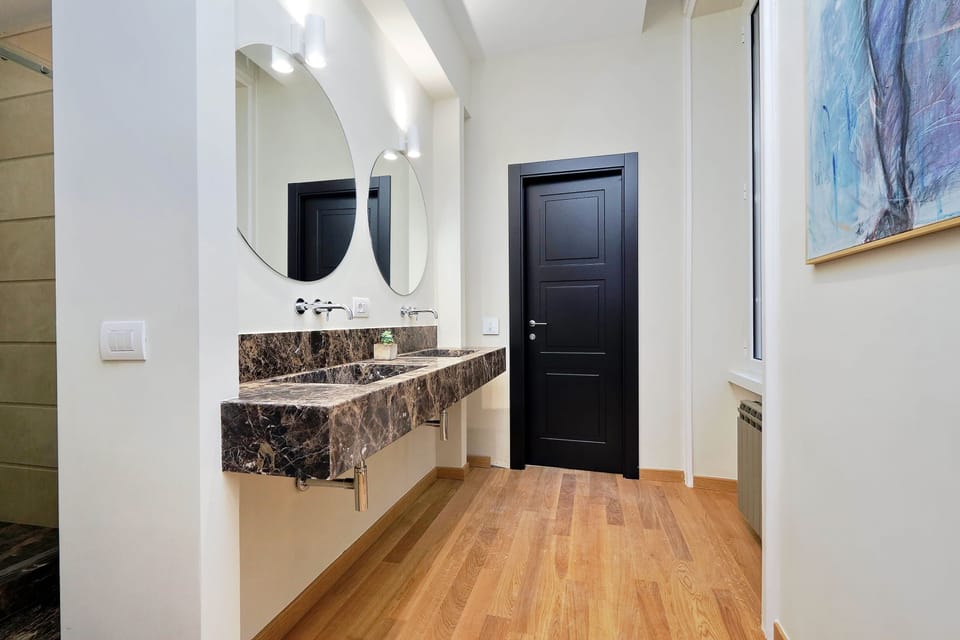 Design Suite, 1 King Bed | Bathroom | Shower, free toiletries, hair dryer, bidet