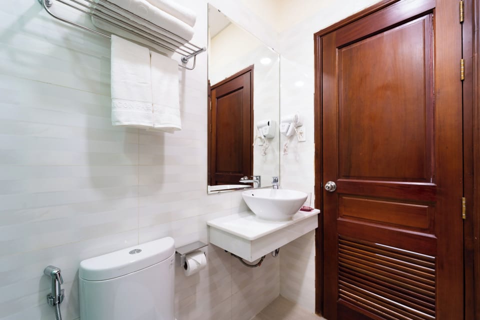 Deluxe Double Room, 1 Queen Bed, City View | Bathroom | Shower, hydromassage showerhead, designer toiletries, hair dryer
