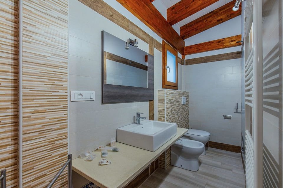 Family Room | Bathroom | Shower, free toiletries, hair dryer, bidet