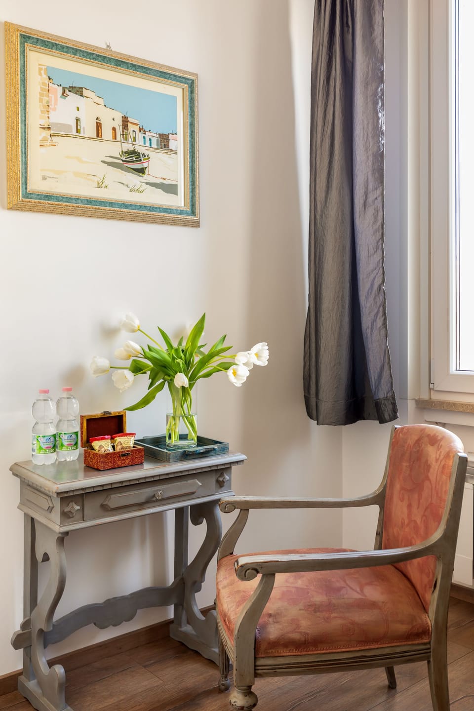 Deluxe Suite, 1 King Bed with Sofa bed, Private Bathroom | Room amenity