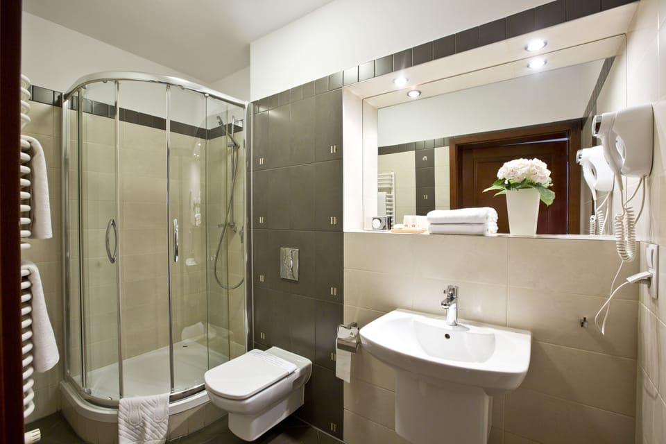Shower, free toiletries, towels