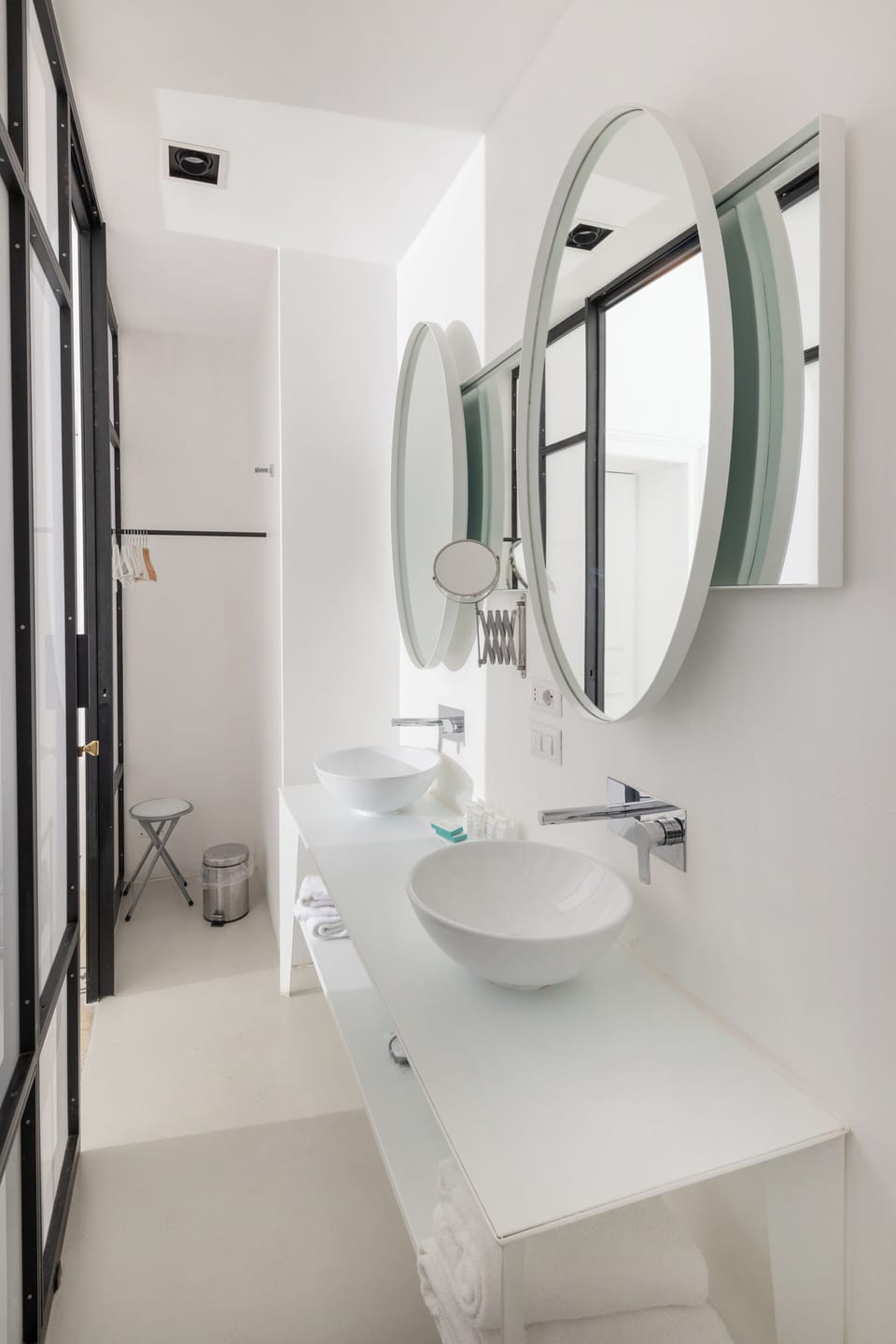 Deluxe Room | Bathroom | Shower, free toiletries, hair dryer, bidet
