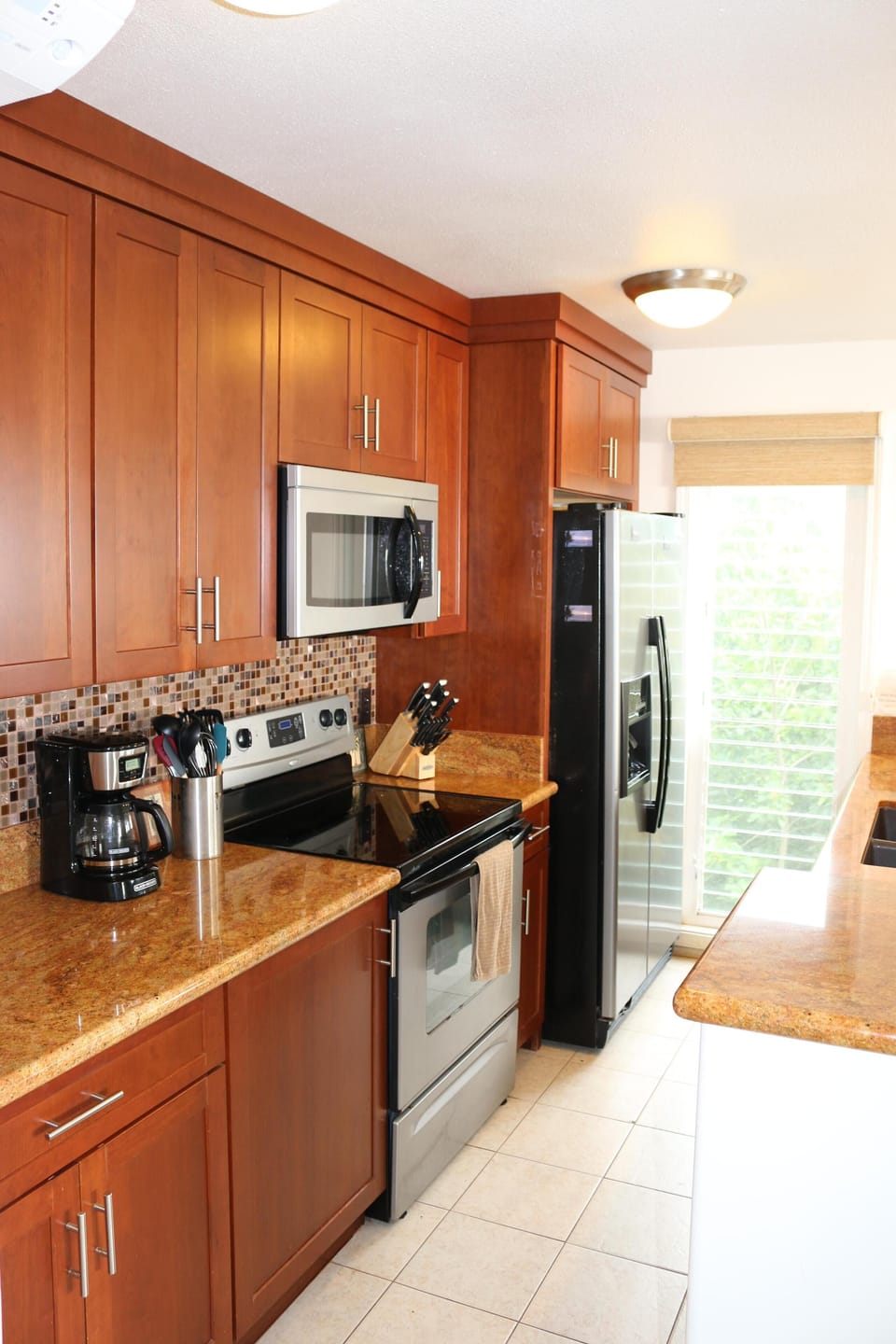 Fully equipped kitchen with flatware for 6 and dishwasher.