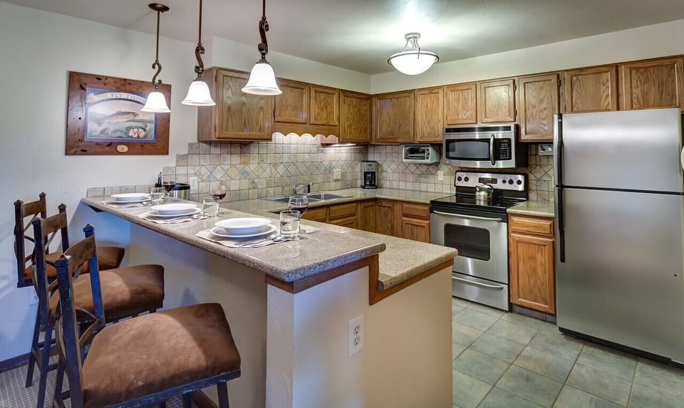 modern Kitchen with appliances in bear claw 410