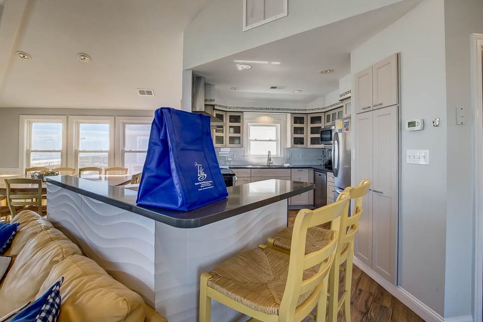 Top-Level Kitchen with Bar (seats 2)