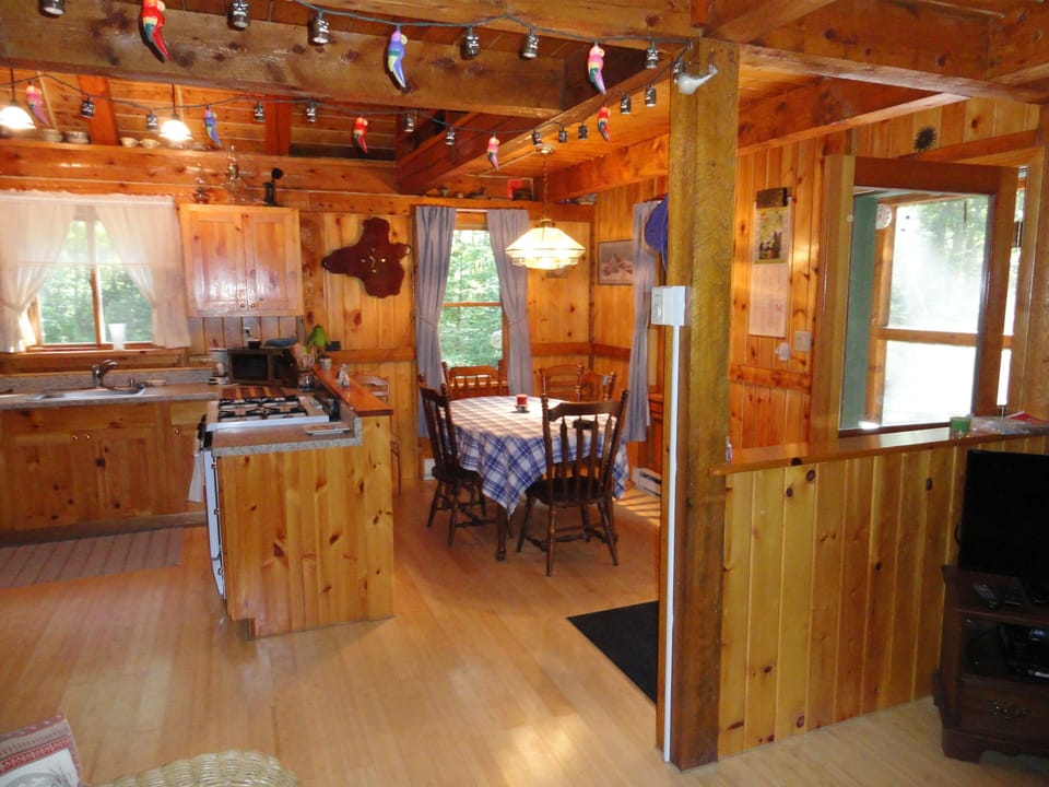 Table extends to fit 6 comfortably