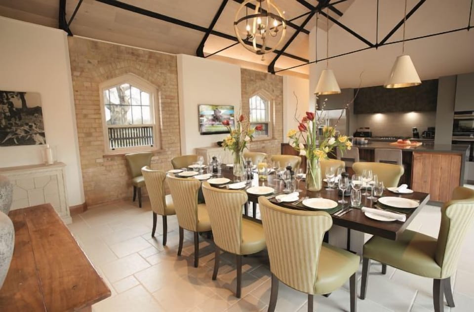 Exeter Wing: Open-plan dining room. The dining table can be set to seat 20 guests upon request