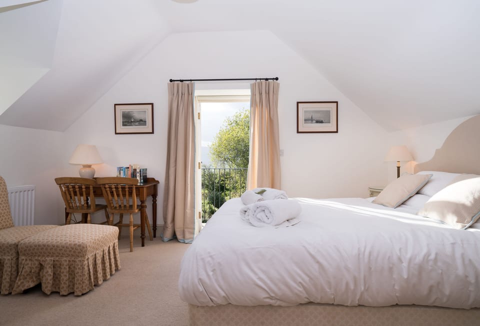 First floor:  Double bedroom with 5' bed