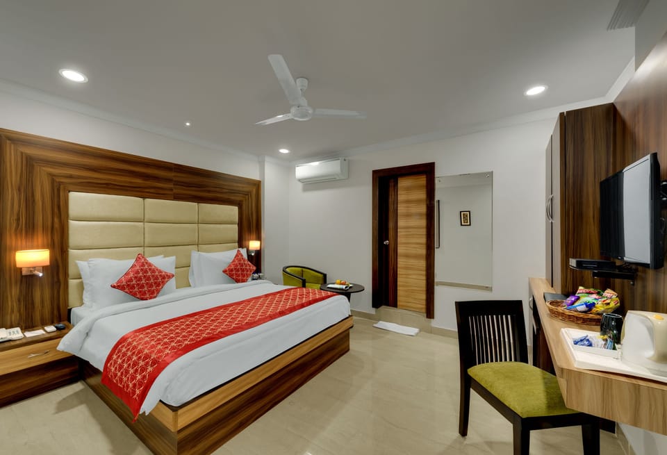 Deluxe Room | Minibar, in-room safe, desk, soundproofing