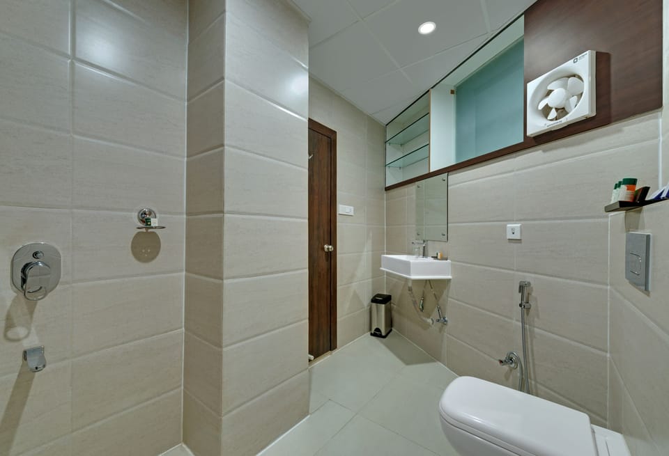Deluxe Room | Bathroom | Shower, free toiletries, hair dryer, slippers