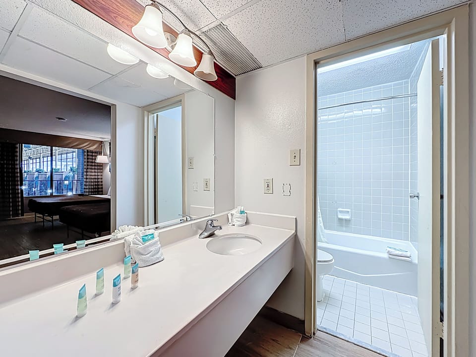Deluxe Room, 2 Double Beds, Non Smoking | Bathroom | Combined shower/tub, free toiletries, towels