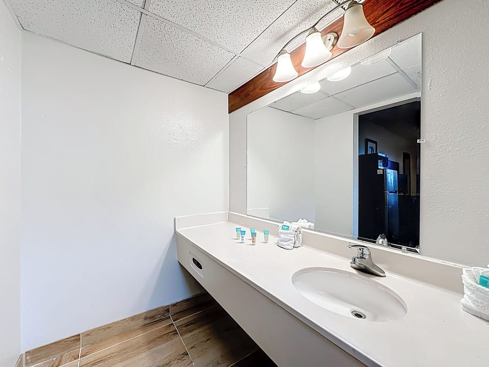 Combined shower/tub, free toiletries, towels