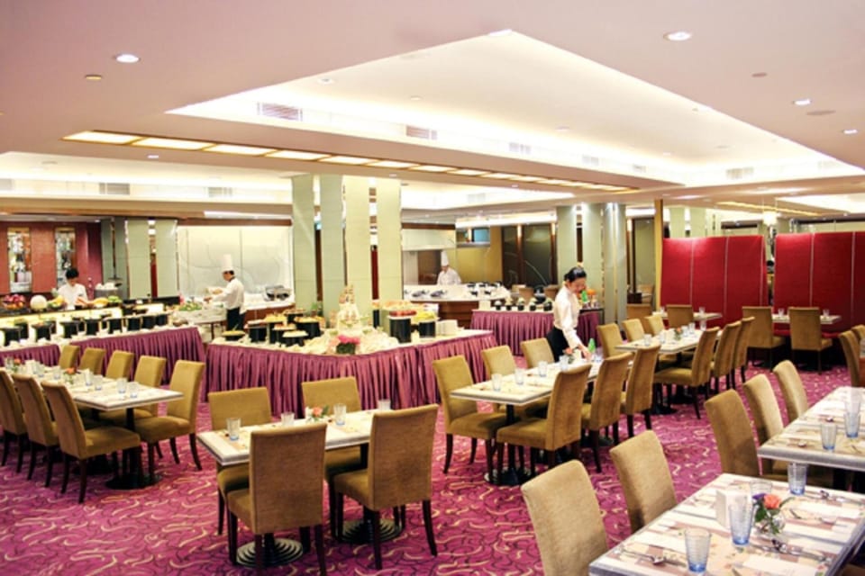2 restaurants; breakfast, lunch, and dinner served