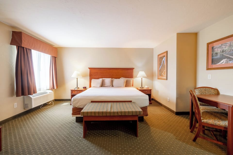 Executive Suite | Desk, cribs/infant beds, rollaway beds, free WiFi