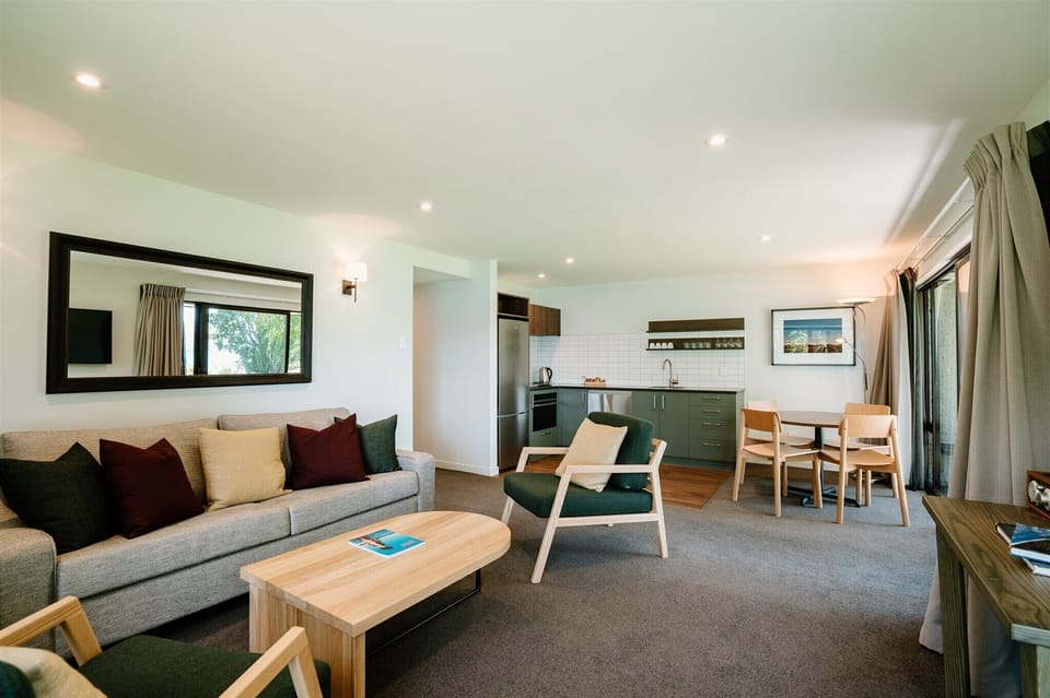 Premium Suite | Living area | TV