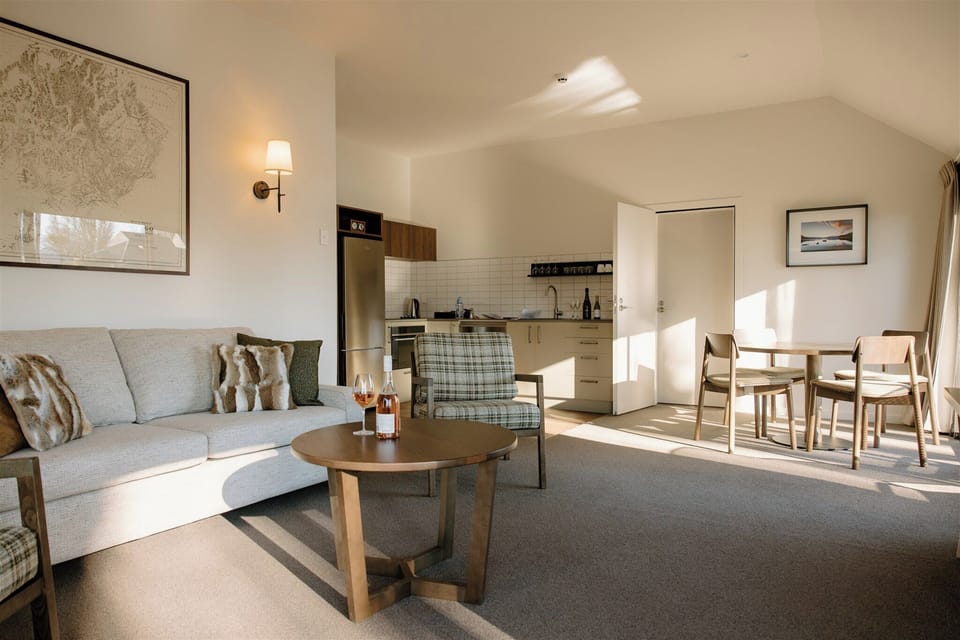 Premium Suite | Living area | TV
