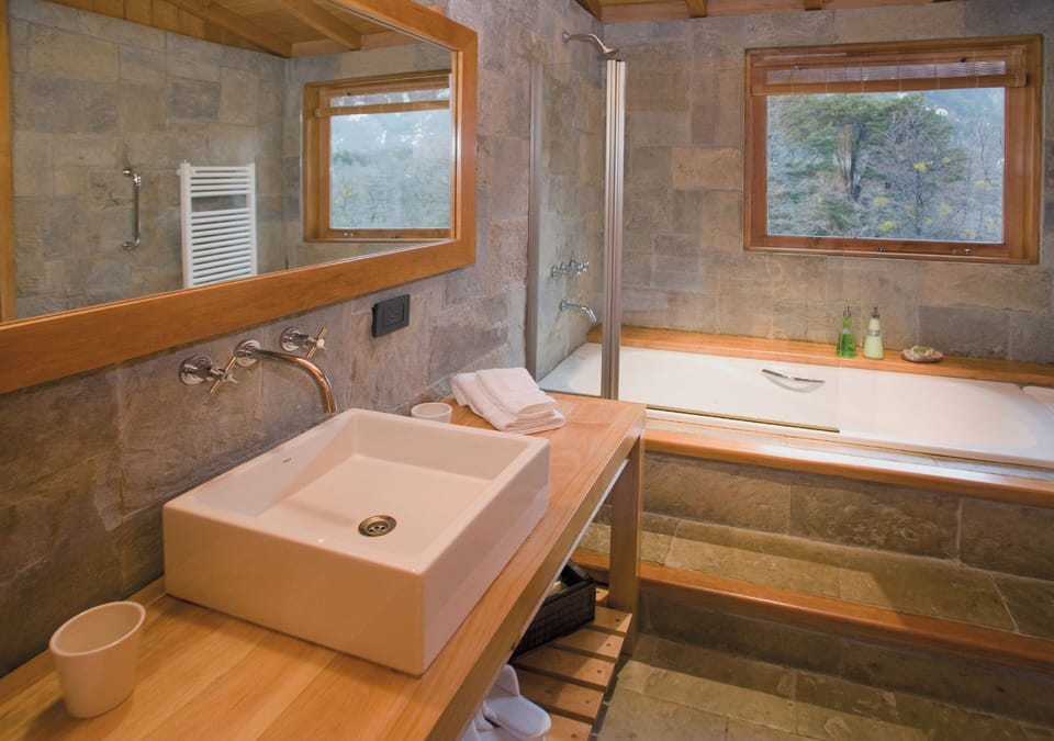 Superior Double Room | Bathroom | Combined shower/tub, rainfall showerhead, free toiletries, hair dryer
