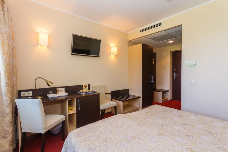 Double Room with Sea View, Pool and Sauna Access | Hypo-allergenic bedding, desk, free WiFi, bed sheets