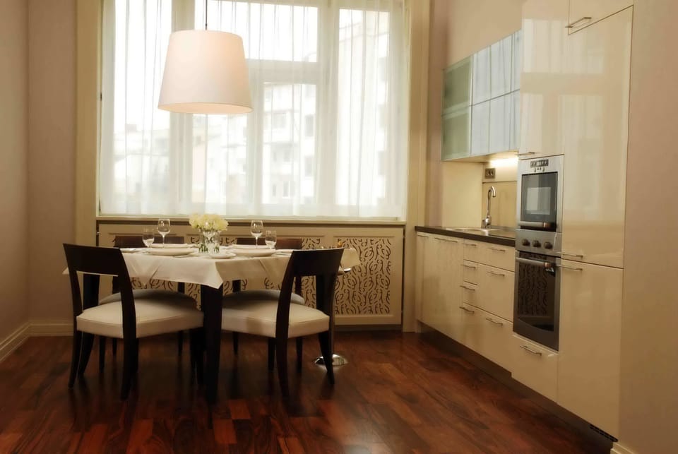 Full-size fridge, microwave, oven, stovetop