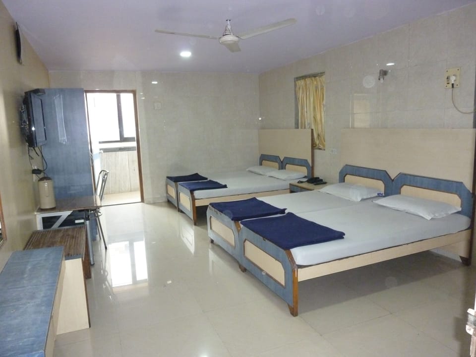 Family Quadruple Room, 1 Large Twin Bed, Smoking | Desk, rollaway beds, free WiFi