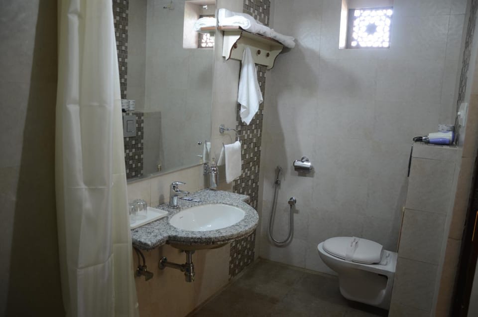 Junior Suite with Balcony | Bathroom | Shower, hair dryer, bathrobes, towels