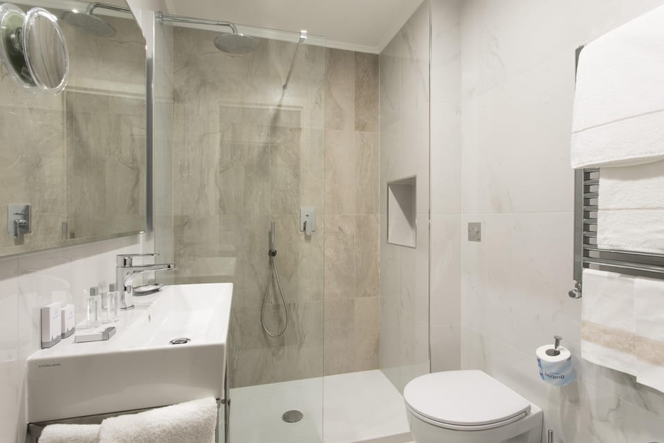 Family Room, 2 Bedrooms, 2 Bathrooms | Bathroom | Jetted tub, designer toiletries, hair dryer, bidet