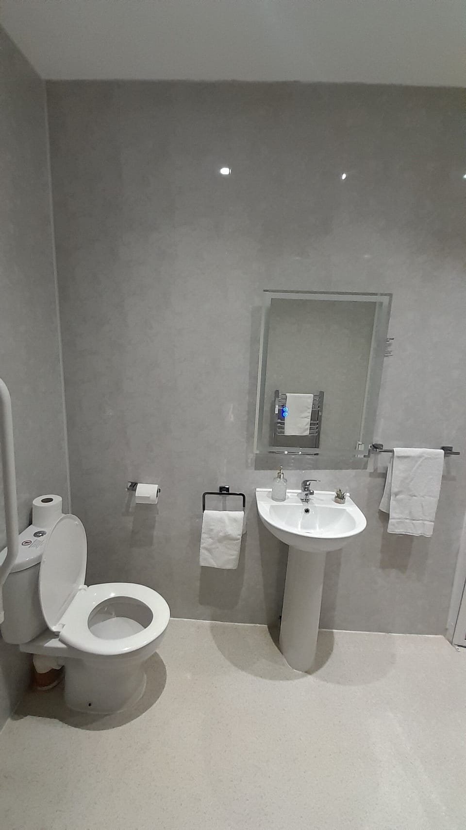 Standard Twin Room, Ensuite | Individually decorated, individually furnished, iron/ironing board
