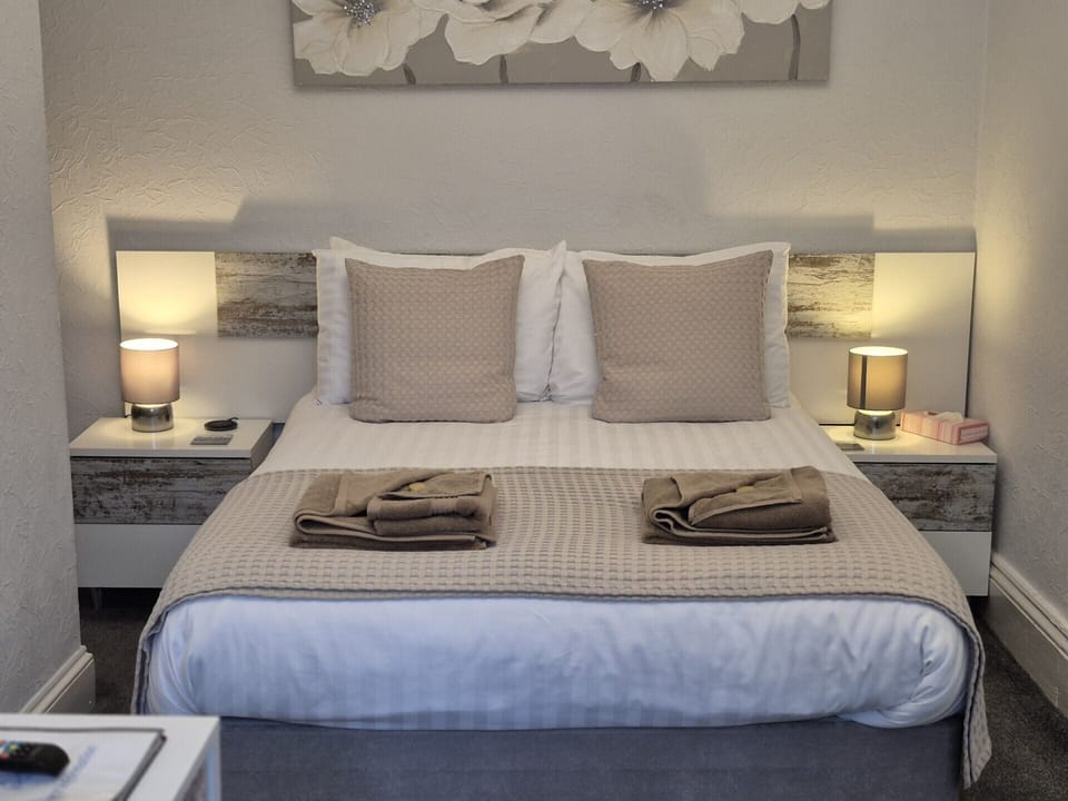 Deluxe Double Room, 1 Double Bed, Ensuite | Premium bedding, desk, blackout drapes, iron/ironing board