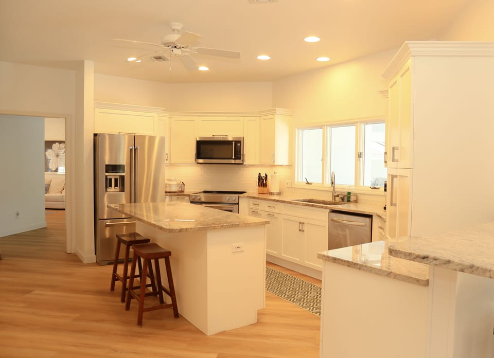 Kitchen (Kitchen Aid appliances)
www.verobeachvilla.com
