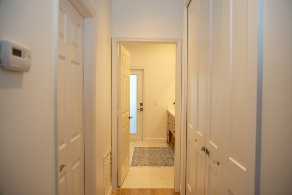 Hallway to Master Bath, Dressing room to the left
www.verobeachvilla.com