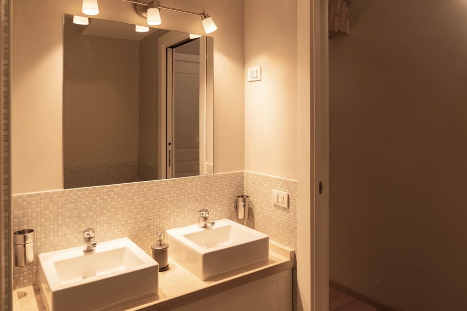 Shower, rainfall showerhead, free toiletries, hair dryer