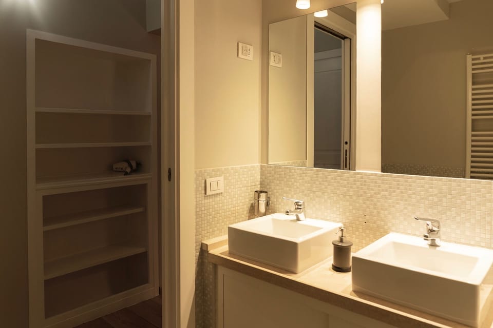 Superior Room | Bathroom | Shower, rainfall showerhead, free toiletries, hair dryer