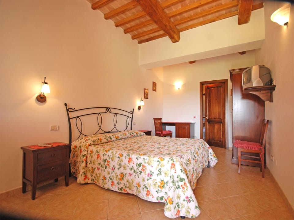 Double Room | Desk, free WiFi, bed sheets