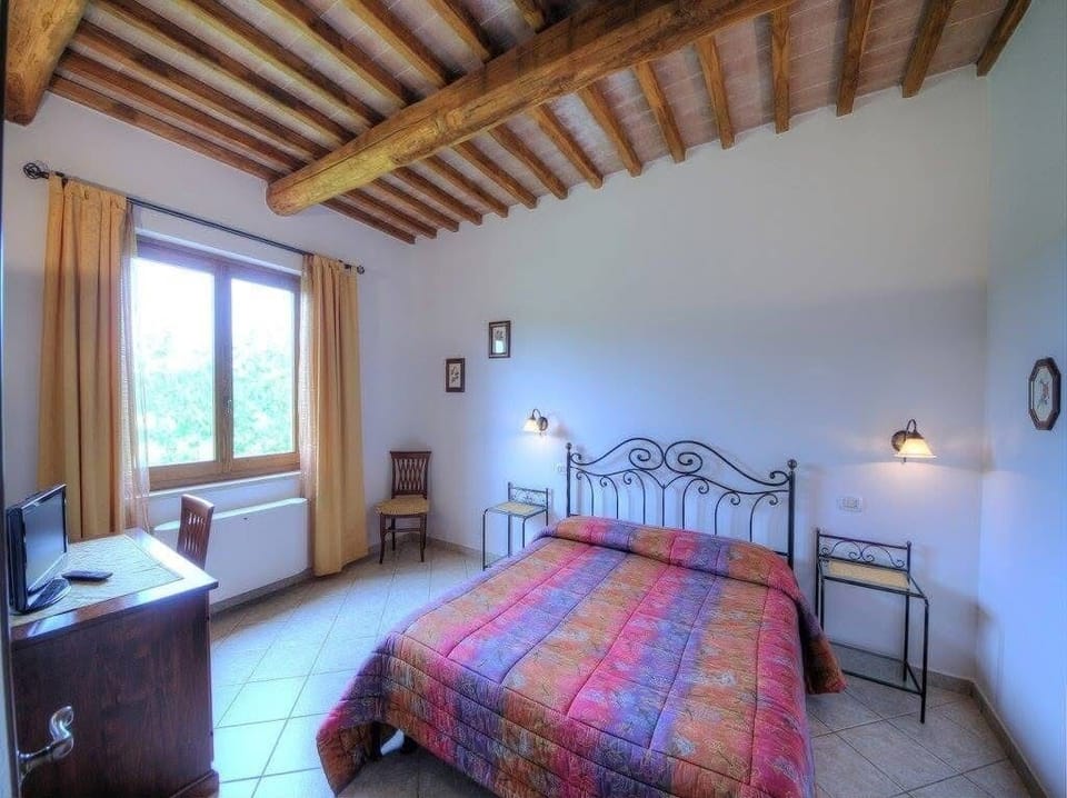 Double Room | Desk, WiFi (free), bed sheets