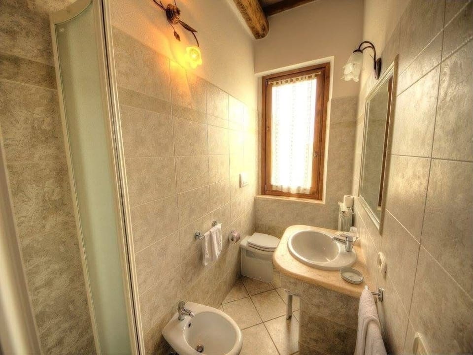 Double Room | Bathroom | Shower, free toiletries, hair dryer, bidet
