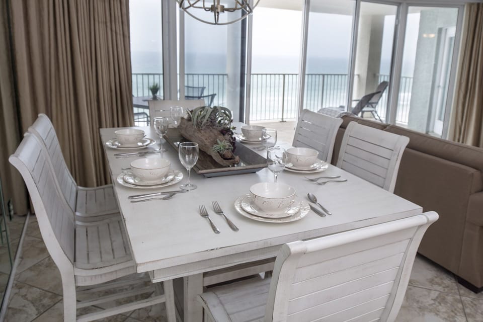 Dinning area with great views of the ocean!