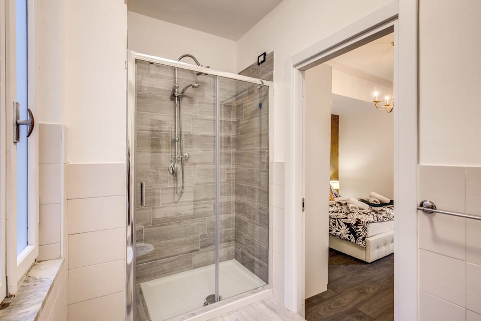 Deluxe Double Room | Bathroom shower