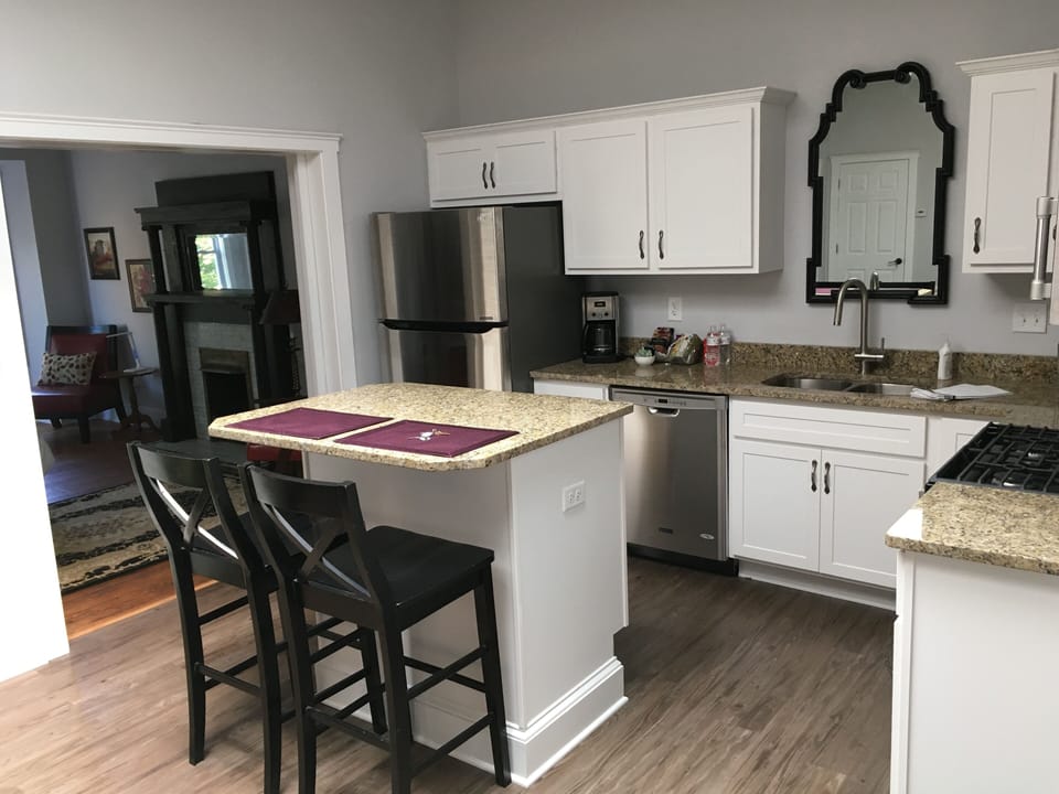 Full kitchen, with gas range and granite countertops!