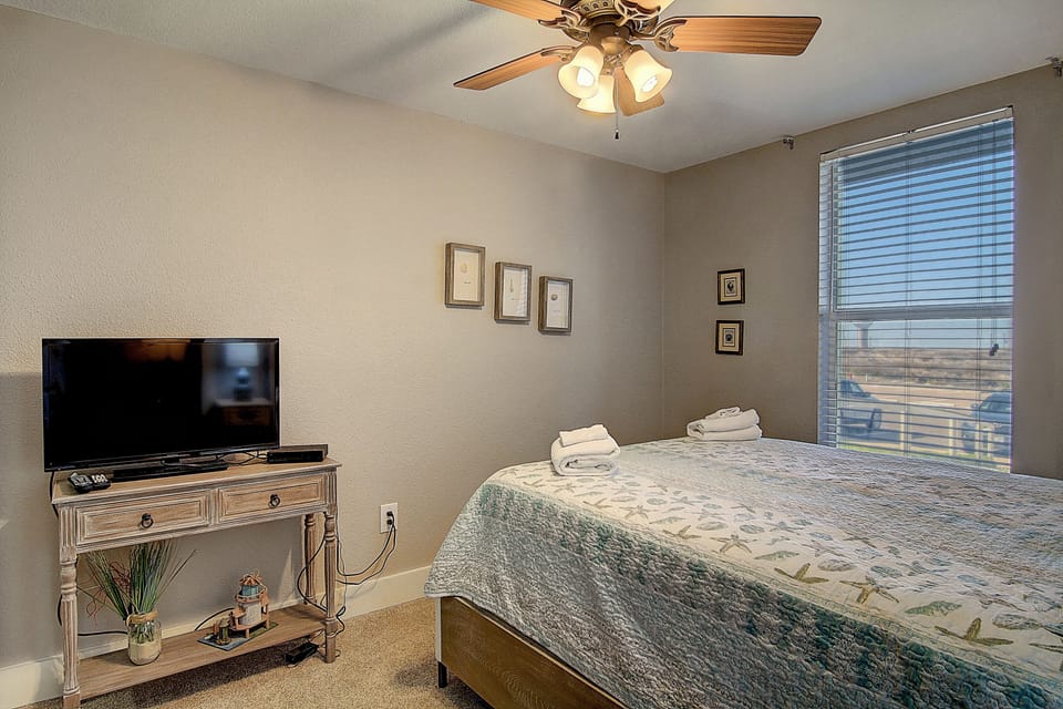 Guest Room - Share endless beach days and dreamy nights in your queen-size bed