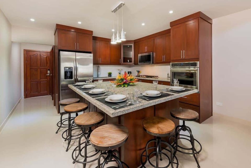 Large breakfast bar, seating for 6