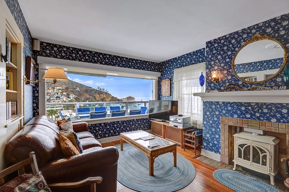 5-LIVING ROOM TIGHT TO VIEWS rs.jpg