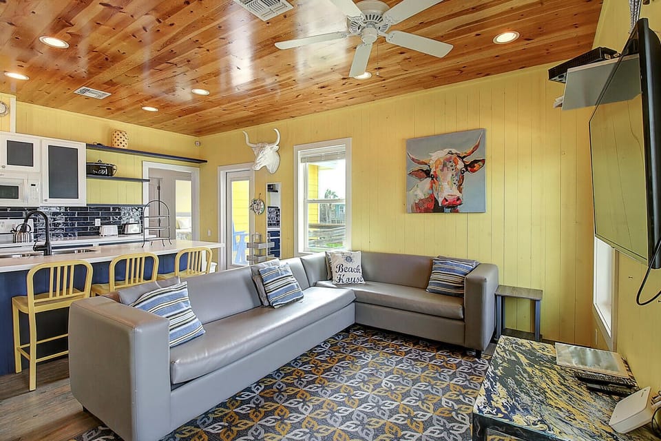 Living room - Living room with plenty of seating!