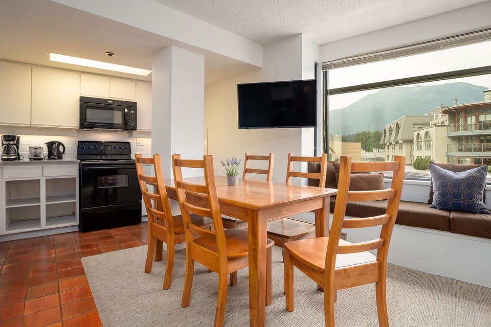 A casual dining space perfect for breakfast before the gondola or dinner after a hike.