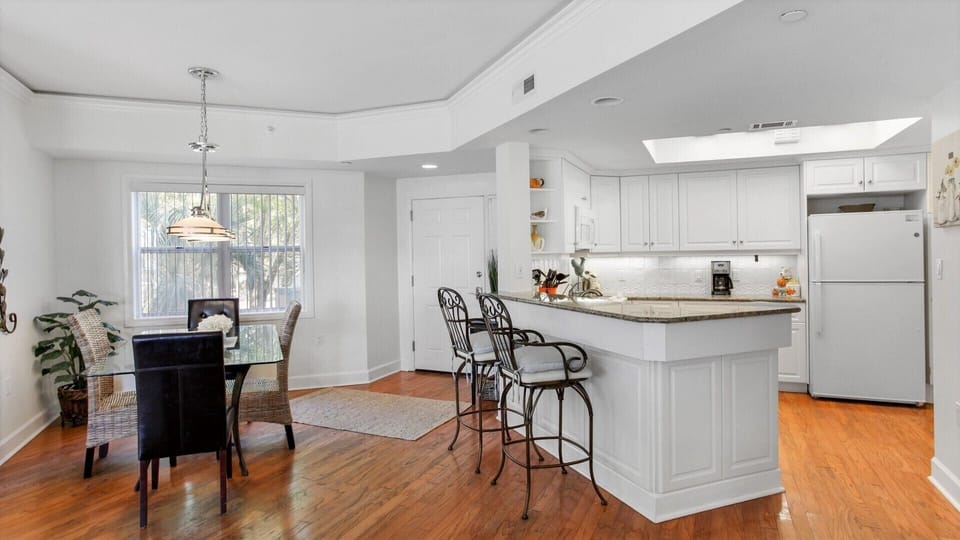 Dining in 201 Windsor Place