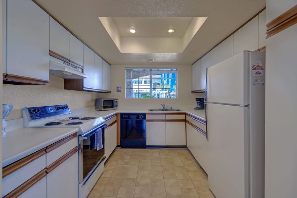 KITCHEN - Oranj Palm Vacation Homes.jpg