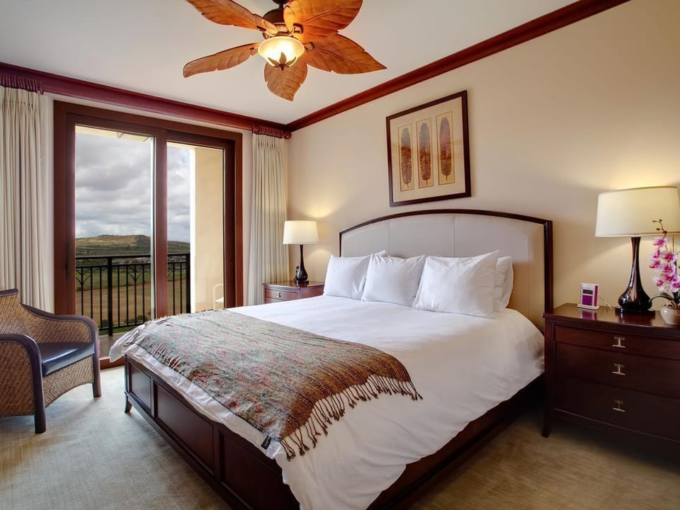 Master bedroom (King bed)