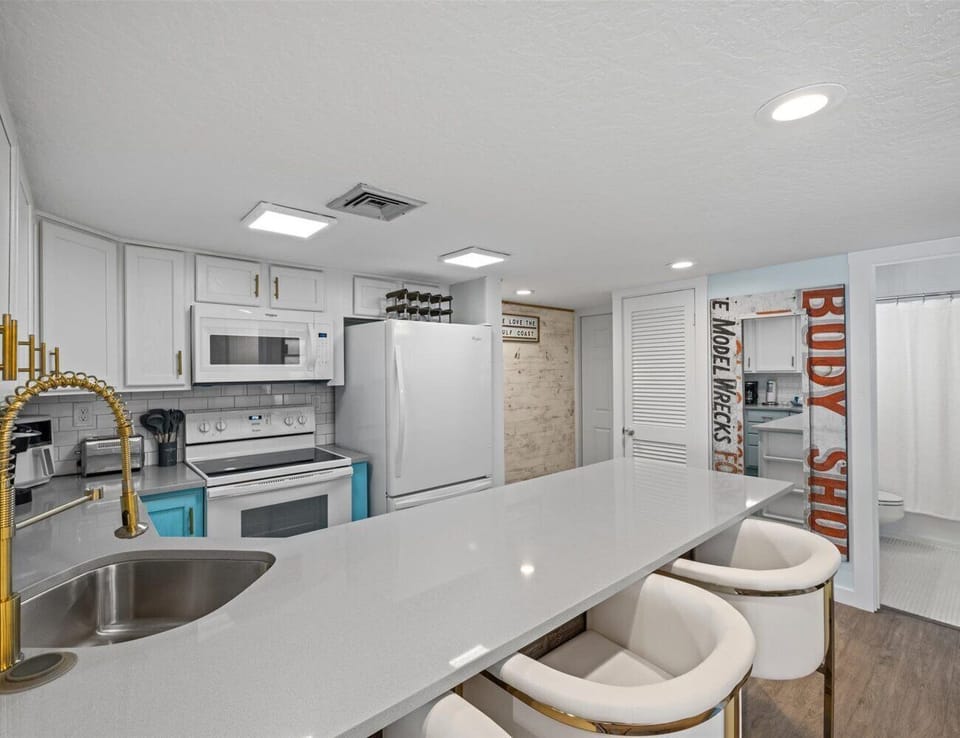 HSRC 321 Breakfast Bar/ Kitchen