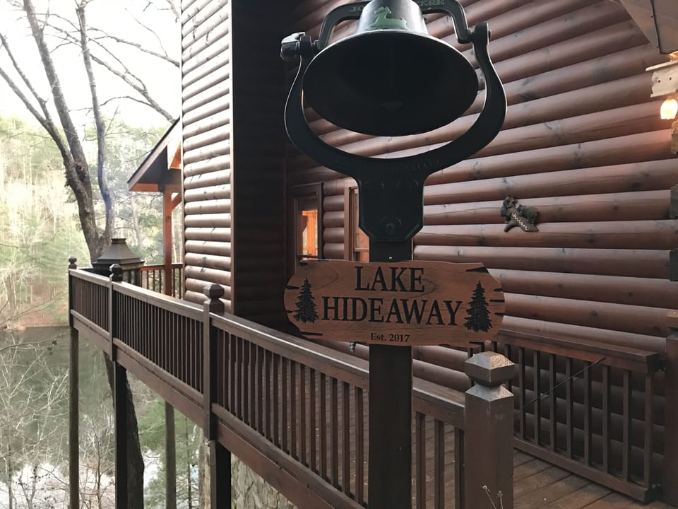 Lake Hideaway - Luxury, Lake and Mountain Views, Private Dock, Fishing, Canoeing Cabin in Georgia