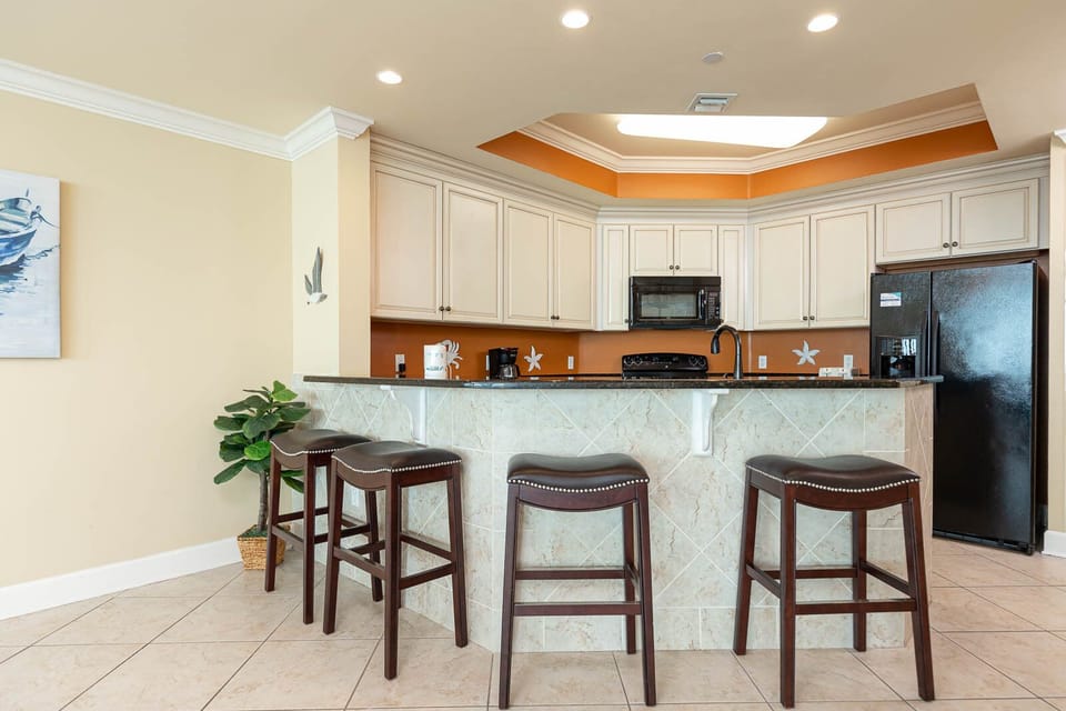 Sip your morning coffee at the breakfast bar and get ready for a beach day in this stylish space
